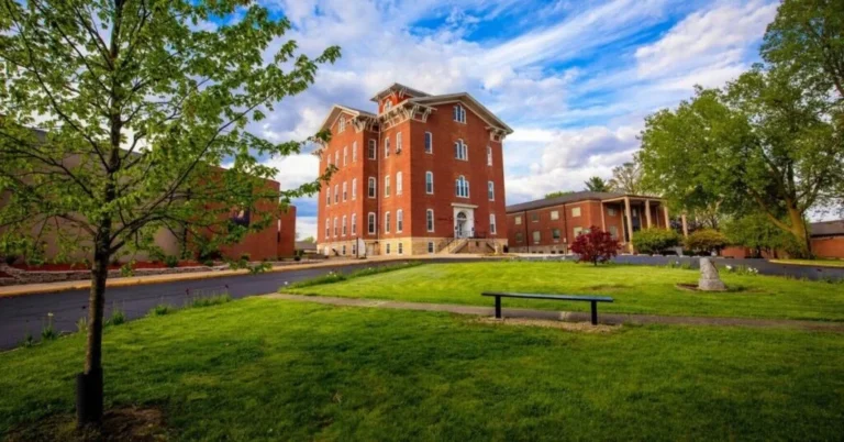 Capa do artigo: Tradicional universidade dos EUA, Lincoln College, fecha suas portas após um ataque ransomware
