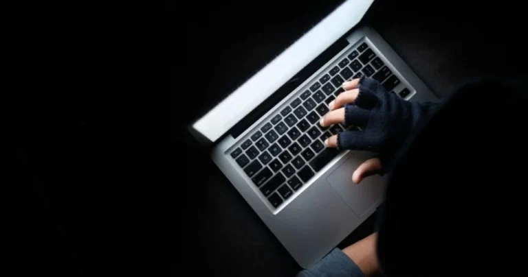 Capa do artigo: Fast Shop fica fora do ar após invasão de hackers que ameaçaram vazar dados